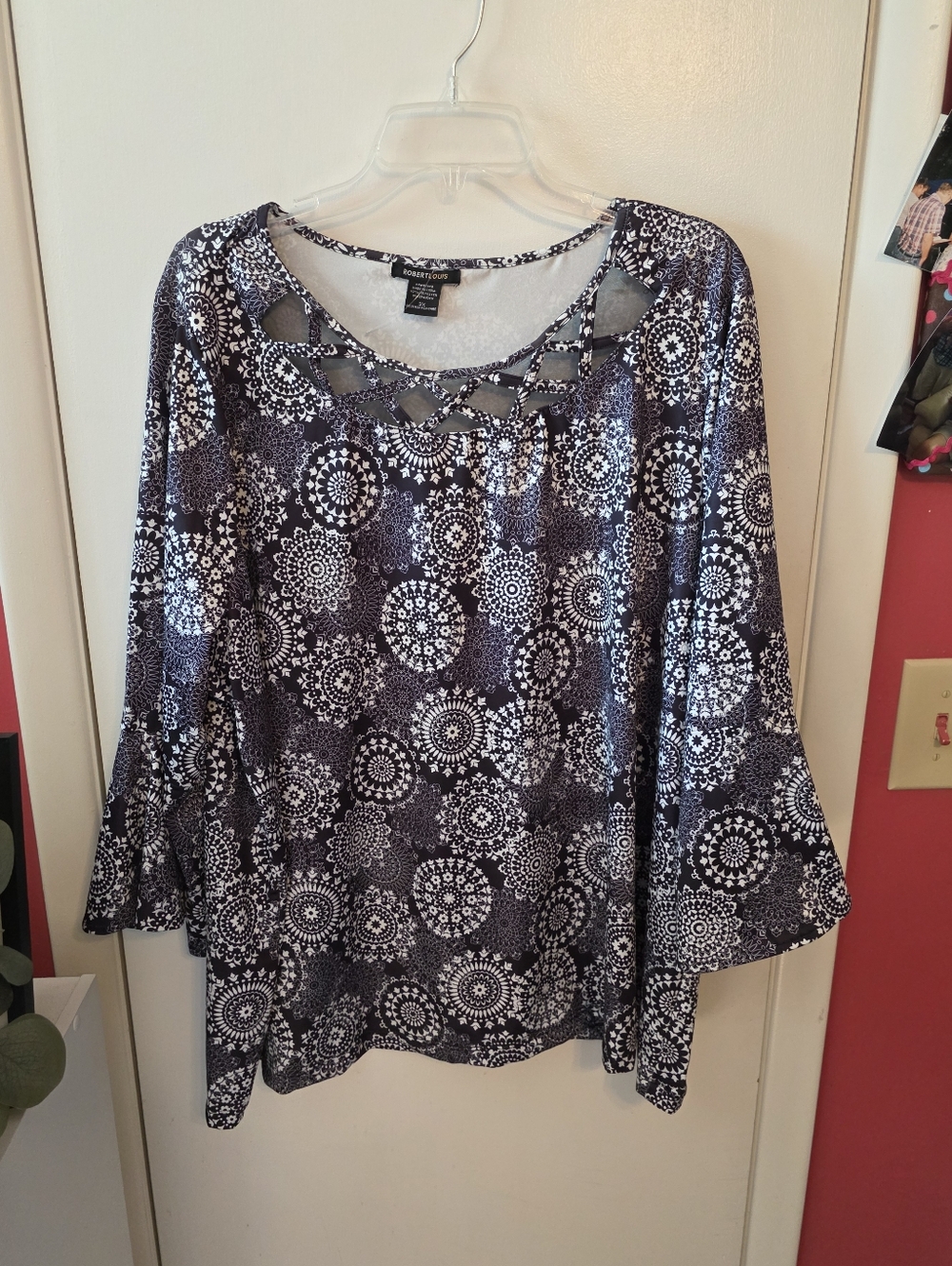 Robert Louis Black White Medallion Top 3X Criss Cross Neck